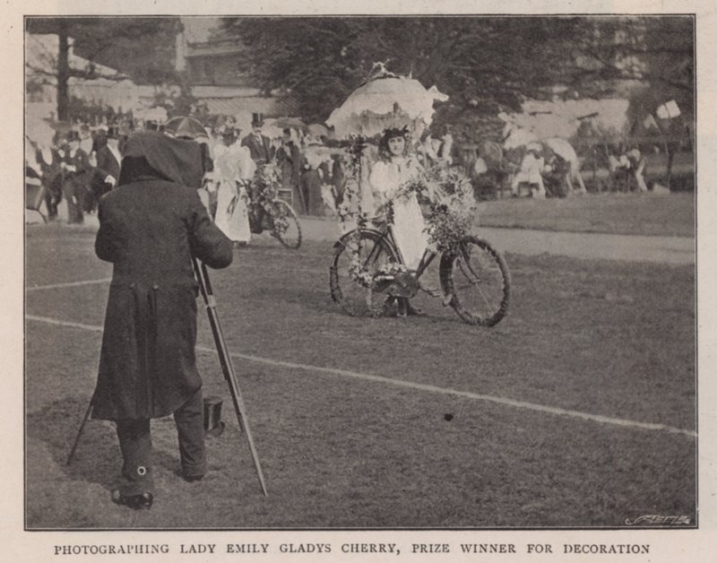 Valokuvaamassa Lady Emily Gladys Cherryä, koristelun voittaja tekijältä English Photographer