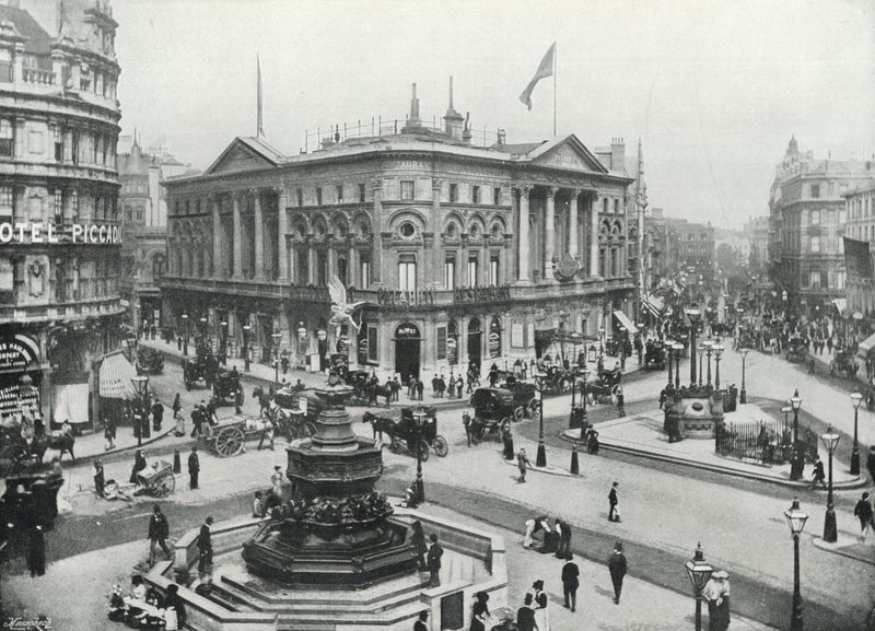 Piccadilly Circus, jossa näkyy Shaftesbury Memorial Fountain ja London Pavilion (m/w kuva) tekijältä English Photographer