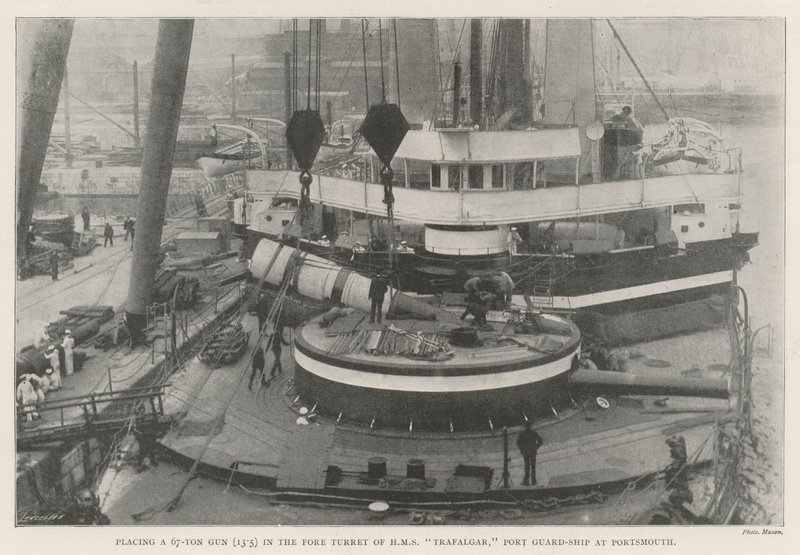67 tonnin aseen (13,5) asettaminen Portsmouthin satamavartiolaivan HMS Trafalgarin keulatorniin tekijältä English Photographer