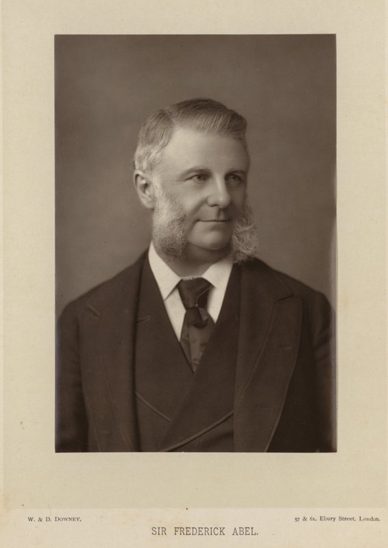 Sir Frederick Abelin muotokuva tekijältä English Photographer