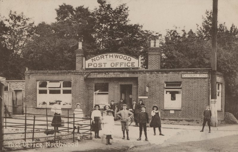 Postitoimisto, Northwood, Lontoo (s/w-kuva) tekijältä English Photographer