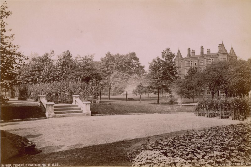 Postikortti Inner Temple Gardensista tekijältä English Photographer