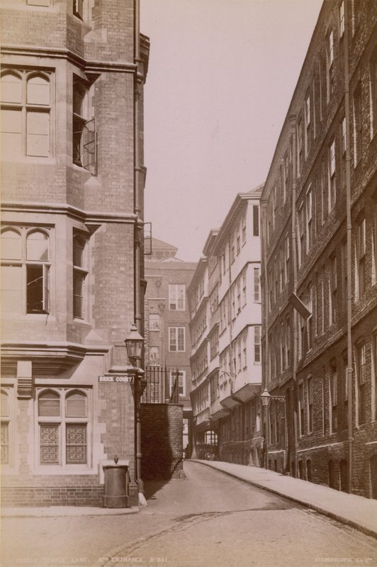 Postikortti, jossa on pohjoisen sisäänkäynti Middle Temple Lane -kadulle tekijältä English Photographer