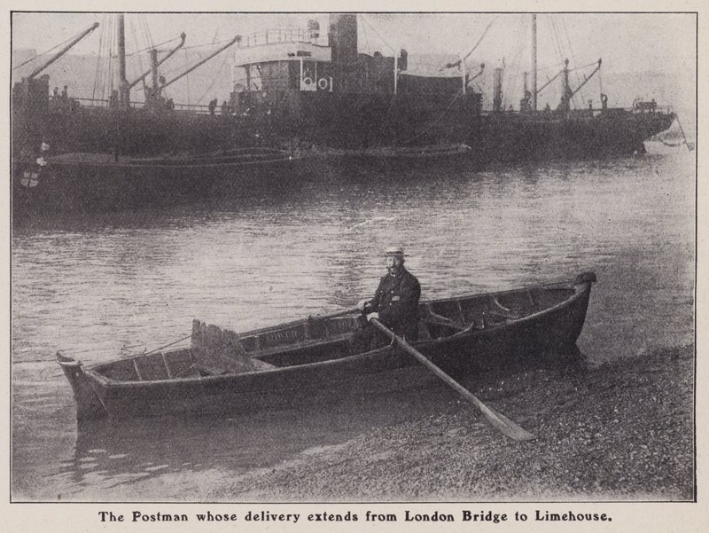 Postimies, jonka toimitus ulottuu London Bridgestä Limehouseen veneessä Thames-joella, Lontoo (m/v kuva) tekijältä English Photographer