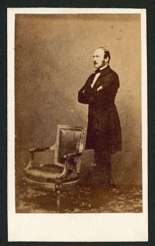 Prinssi Albert seisoo tuolin takana (m/w kuva) tekijältä English Photographer