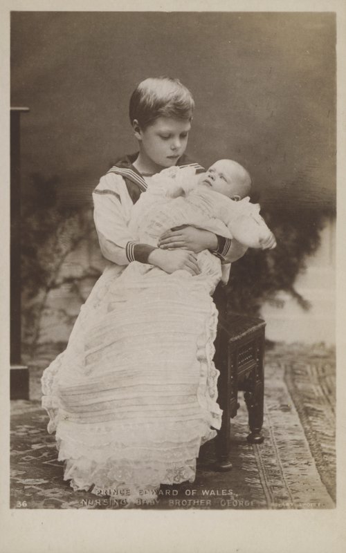 Walesin prinssi Edward imettää pikkuveljeään Georgea (s/w-kuva). tekijältä English Photographer