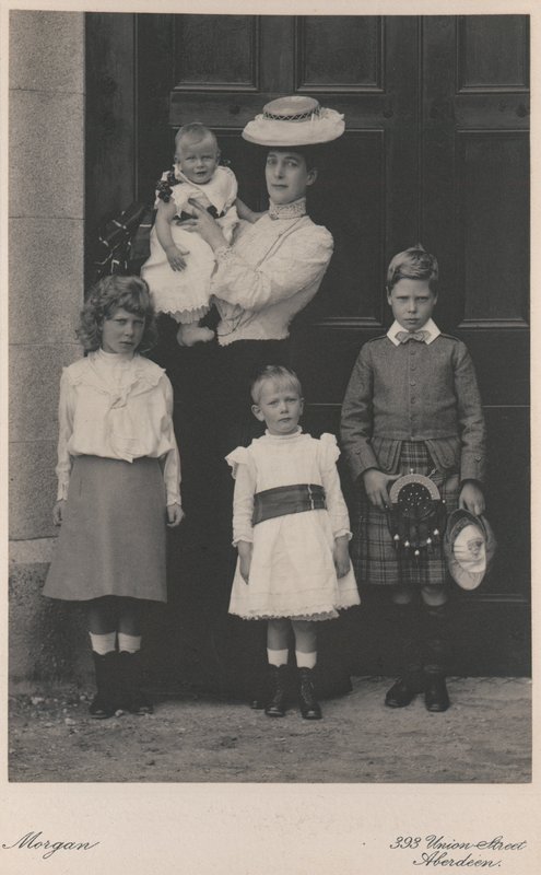 Kuvassa prinsessa Alexandra neljän lapsensa kanssa tekijältä English Photographer