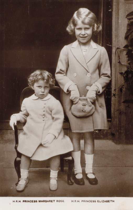 Prinsessa Elisabet (myöhemmin kuningatar Elisabet II) ja prinsessa Margaret (s/w-kuva). tekijältä English Photographer