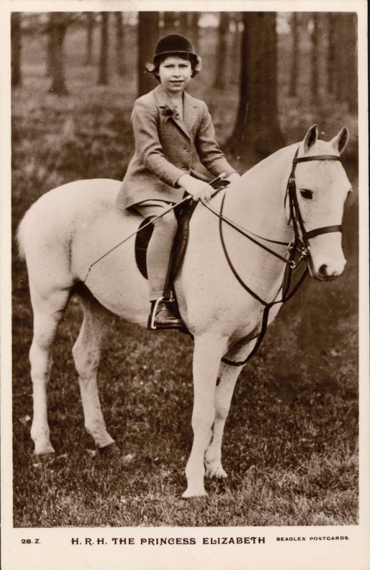 Prinsessa Elizabeth (myöhemmin kuningatar Elizabeth II) ratsastaa valkoisella ponilla (m/w kuva) tekijältä English Photographer