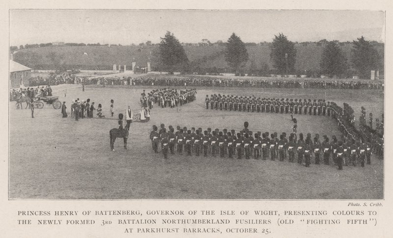 Battenbergin prinsessa Henry, Isle of Wightin kuvernööri, esittelee värit vastamuodostetulle 3. pataljoona Northumberland Fusiliersille (vanha taisteluviides) Parkhurstin kasarmissa 25. lokakuuta (bw ph) tekijältä English Photographer