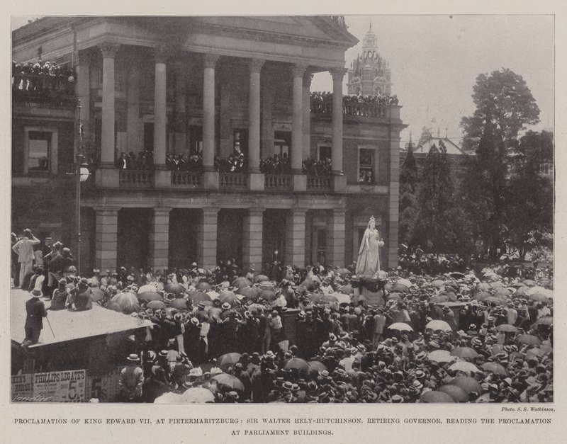 Kuningas Edward VII:n julistus Pietermaritzburgissa, Sir Walter Hely-Hutchinson, eläkkeelle jäävä kuvernööri, lukee julistuksen parlamenttirakennuksissa tekijältä English Photographer