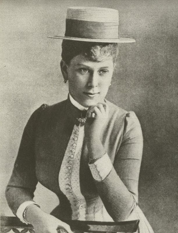 Queen Mary, 18, veneilijä yllään (m/w kuva) tekijältä English Photographer