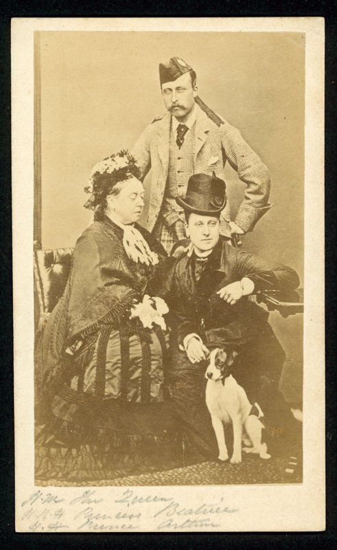 Kuningatar Victoria, prinsessa Beatrice ja prinssi Arthur tekijältä English Photographer
