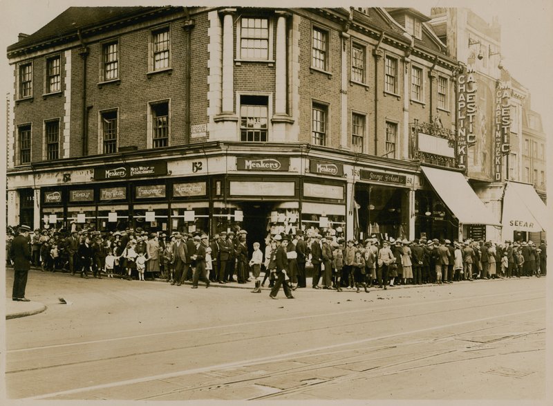 Jono Charlie Chaplinille elokuvassa The Kid at The Majestic, High Street, Clapham, noin vuonna 1921 tekijältä English Photographer
