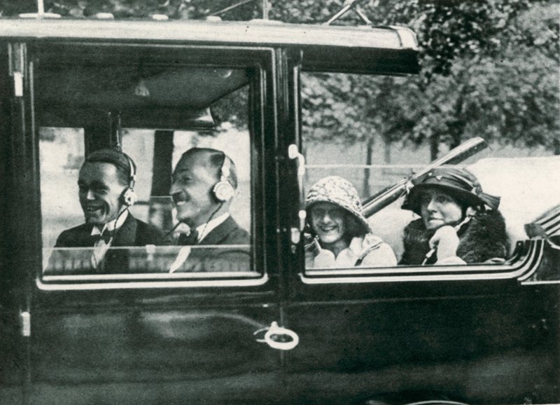 Radio tiellä, 1923 tekijältä English Photographer