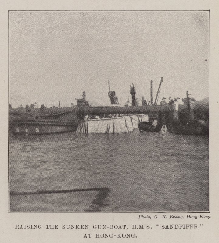 Uponneen tykkiveneen, HMS Sandpiperin, nostaminen Hongkongissa tekijältä English Photographer