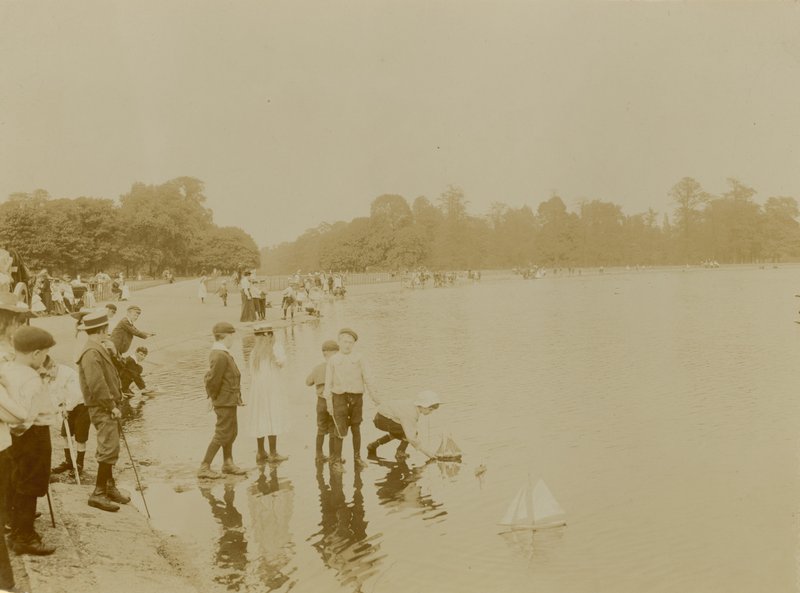 Round Pond, Kensington Gardens, Lontoo tekijältä English Photographer