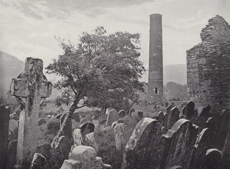 Pyöreä torni, St Kevins Cross ja keittiö, Glendalough tekijältä English Photographer