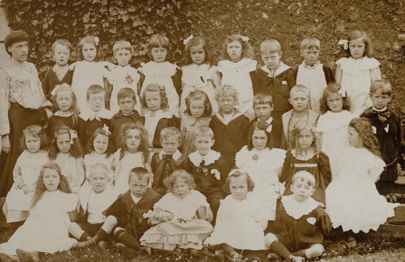 Koululapset, Norfolk, 1900-luvun alku (m/w kuva) tekijältä English Photographer