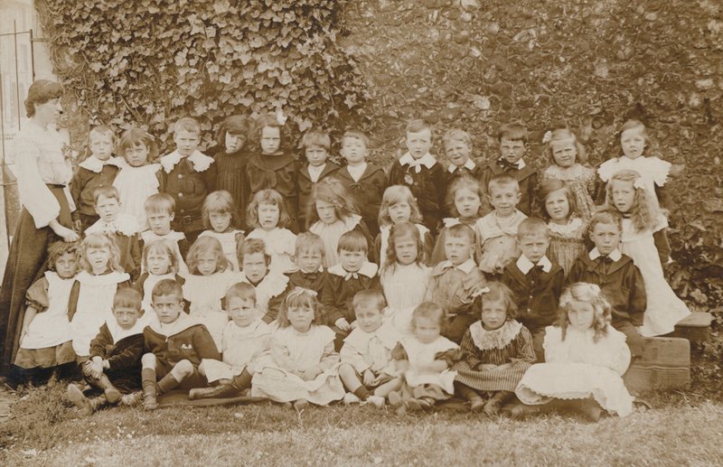 Koululaisia, Norfolk, 1900-luvun alku (s/w valokuva) tekijältä English Photographer
