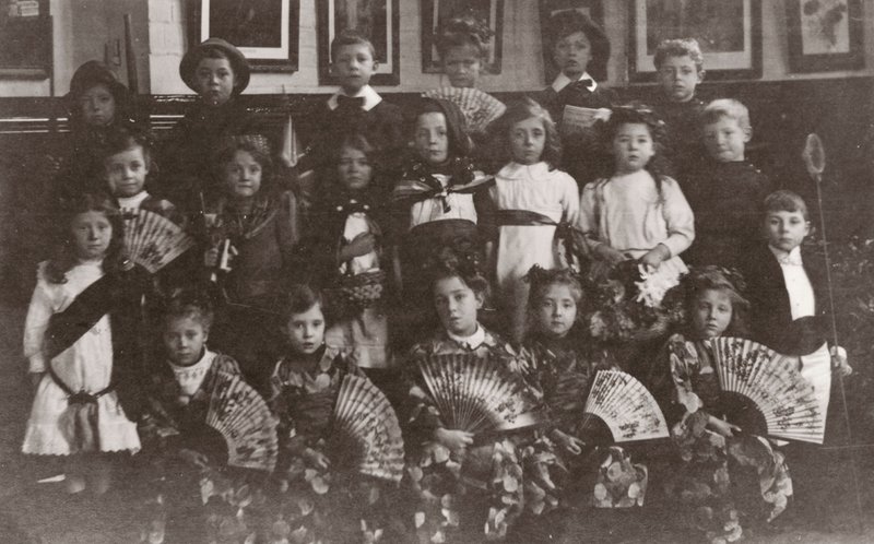 Koululaisia, Norfolk, 1900-luvun alku (s/w valokuva) tekijältä English Photographer