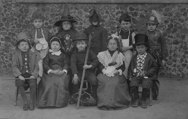 Koululapset, Norfolk, 1900-luvun alun hienomekossa (m/v kuva) tekijältä English Photographer