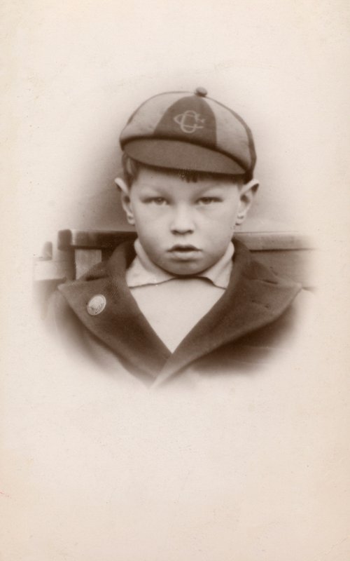 Koulupoika univormussa (m/w kuva) tekijältä English Photographer