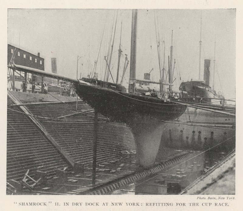 Shamrock II Dry Dockissa New Yorkissa, kunnostetaan Cup Racea varten tekijältä English Photographer