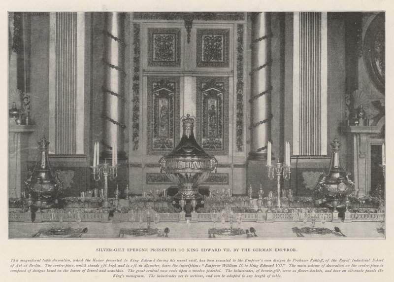Hopeakullattu Epergne, jonka Saksan keisari lahjoitti kuningas Edward VII:lle tekijältä English Photographer