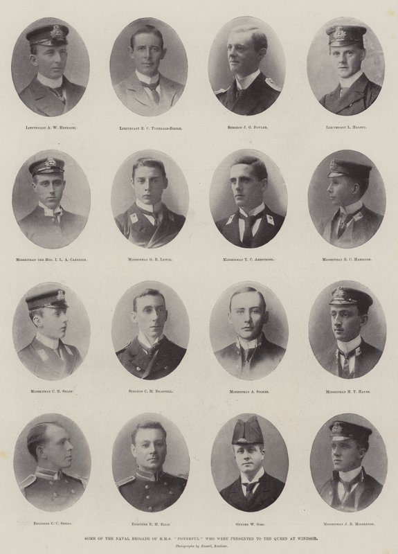 Jotkut HMS Powerfulin laivastoprikaatista, jotka esiteltiin kuningattarelle Windsorissa tekijältä English Photographer