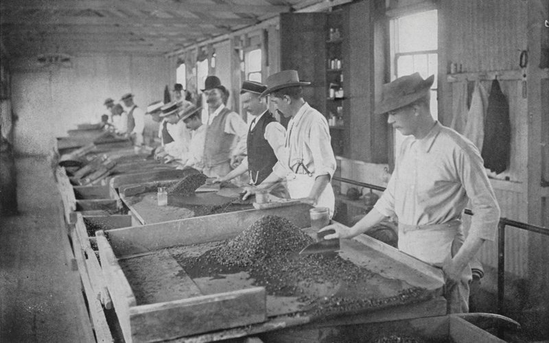 Etelä-Afrikka: Searching Tables, De Beers Diamond Mines, Kimberley (m/v kuva) tekijältä English Photographer