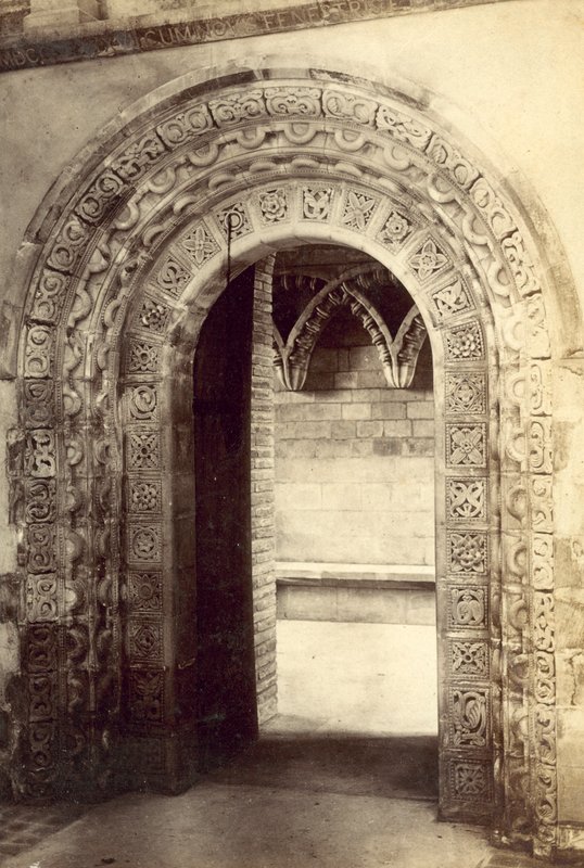 St Albans Abbey, Norman Door (m/w kuva) tekijältä English Photographer