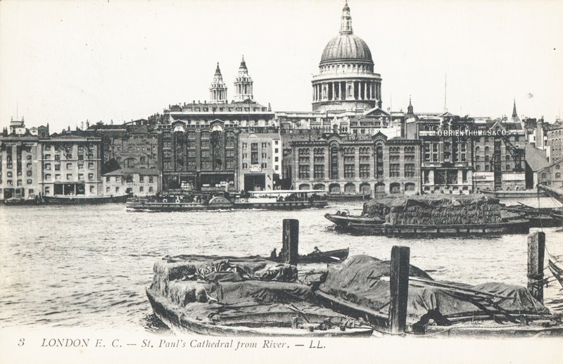 St Paulin katedraali Thames-joelta tekijältä English Photographer