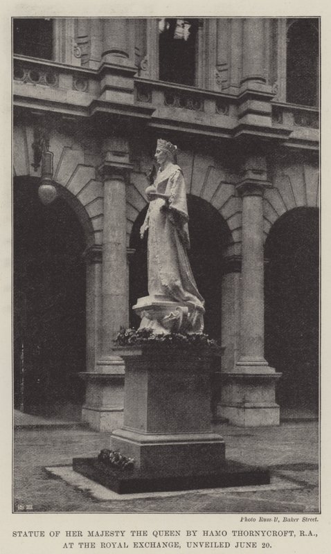 Hamo Thornycroft, RA, hänen majesteettinsa kuningattaren patsas kuninkaallisessa pörssissä paljastettiin 20. kesäkuuta tekijältä English Photographer