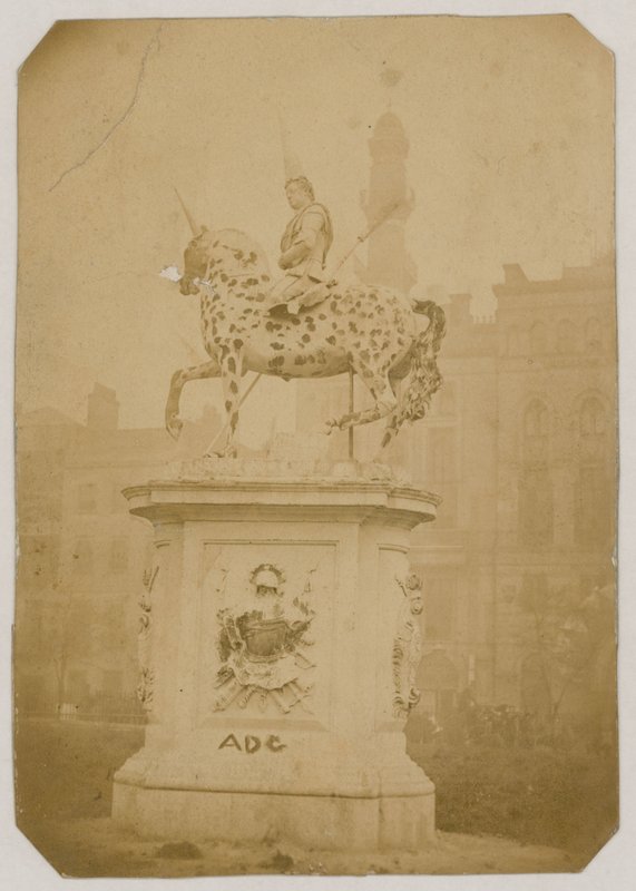 Kuningas Yrjö I:n patsas, Leicester Square, Lontoo; valokuva otettu vuonna 1866. tekijältä English Photographer