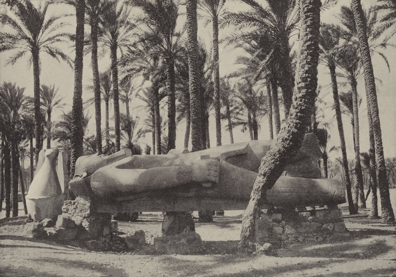 Ramses II:n patsas, joka makaa kaupungissa, jonka Jeremian mukaan ei pitäisi olla asukasta tekijältä English Photographer