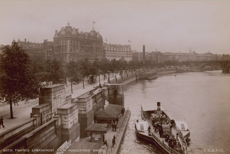Thames Embankment Hungerford Bridgeltä tekijältä English Photographer