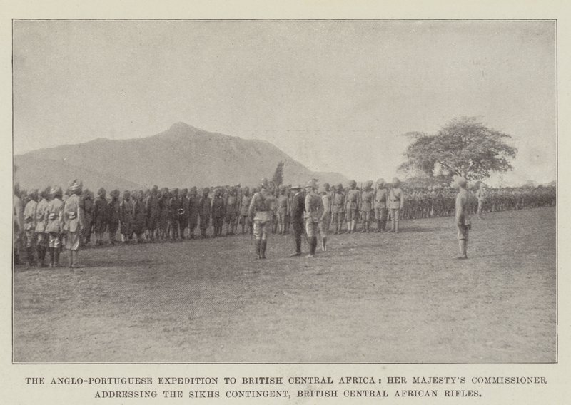 Englantilais-portugalilainen retkikunta Brittiläiseen Keski-Afrikkaan, Hänen Majesteettinsa komissaari puhumassa sikhien joukolle, Brittiläiset Keski-Afrikan kiväärit tekijältä English Photographer