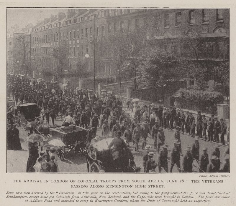 Etelä-Afrikan siirtomaajoukkojen saapuminen Lontooseen 26. kesäkuuta, veteraanit kulkevat Kensington High Streetiä pitkin tekijältä English Photographer