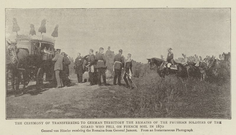 Seremonia Ranskan maaperälle vuonna 1870 kaatuneiden preussilaisten kaartin sotilaiden jäännösten siirtämiseksi Saksan alueelle tekijältä English Photographer
