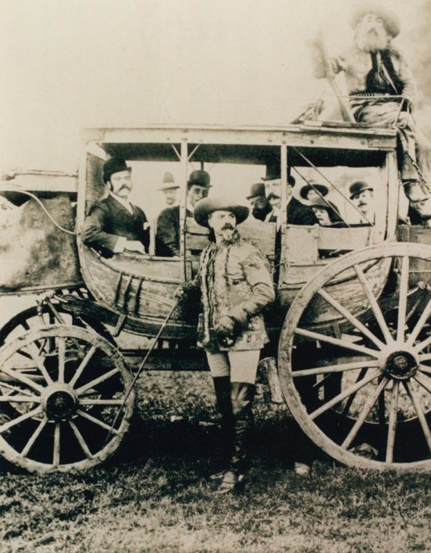 Deadwoodin postivaunu Lontoossa - Buffalo Bill seisomassa, John Nelson laatikossa tekijältä English Photographer