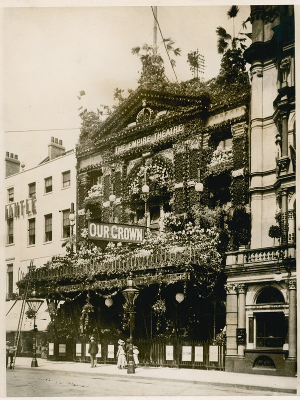 Empire Theatre, Leicester Square, Lontoo, koristeltu Queen Victorias Diamond Jubilee, kesäkuu 1897 tekijältä English Photographer