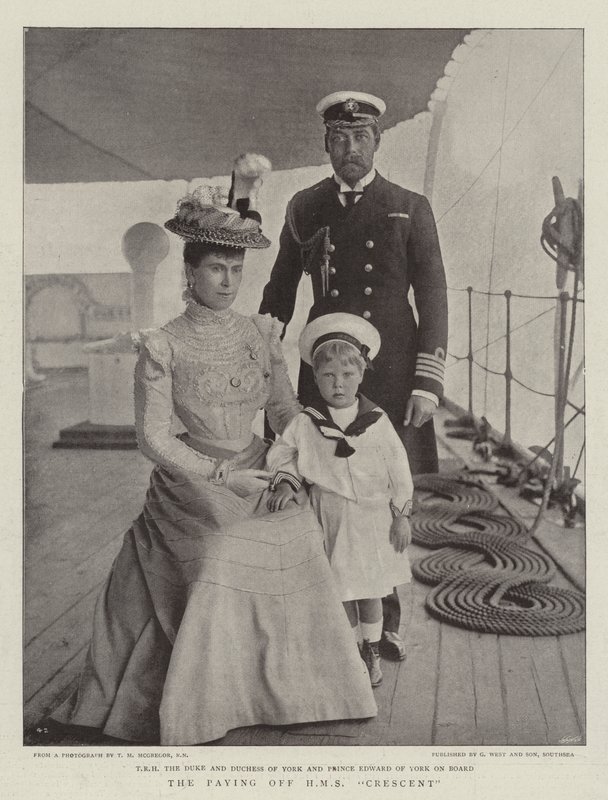 Maksava HMS Crescent tekijältä English Photographer