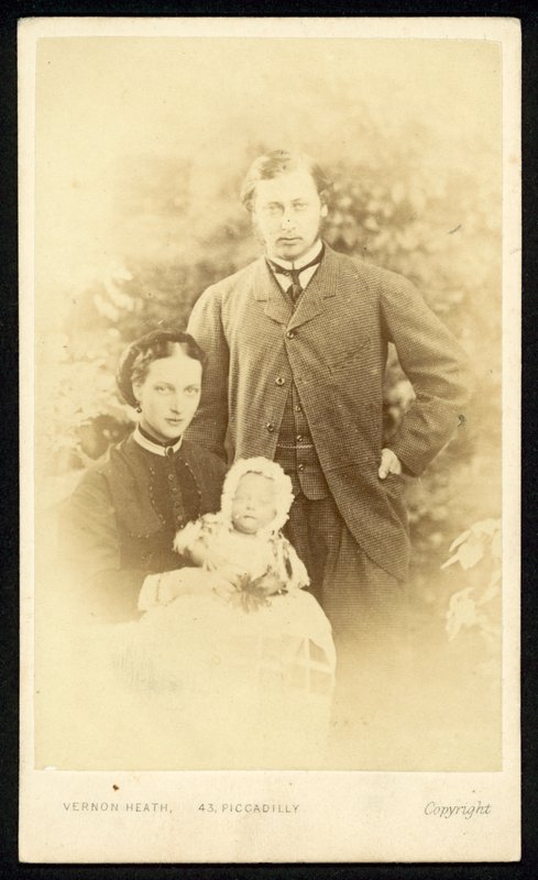 Walesin prinssi ja prinsessa ja prinssi Albert Victor tekijältä English Photographer