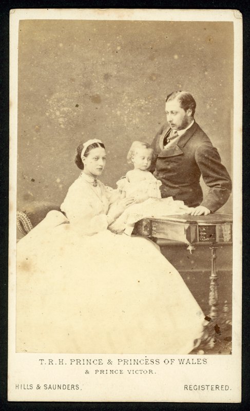 Walesin prinssi ja prinsessa ja prinssi Victor tekijältä English Photographer