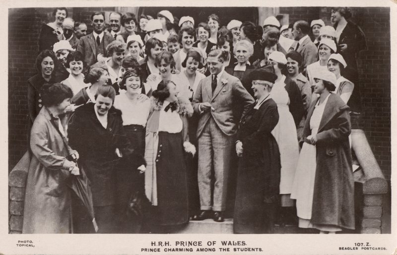 Walesin prinssi (myöhemmin kuningas Edward VIII) ja ryhmä naisopiskelijoita (m/w kuva) tekijältä English Photographer