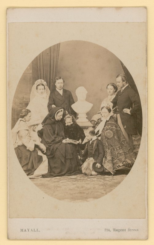Walesin prinssi, tuleva kuningas Edward VII ja hänen uusi vaimonsa kuninkaallisessa seurueessa, johon kuuluu myös kuningatar Victoria (s/w-kuva). tekijältä English Photographer