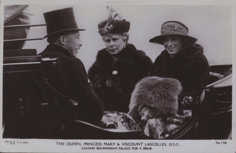 Kuningatar, prinsessa Mary ja varakreivi Lascelles, DSO (m/v kuva) tekijältä English Photographer