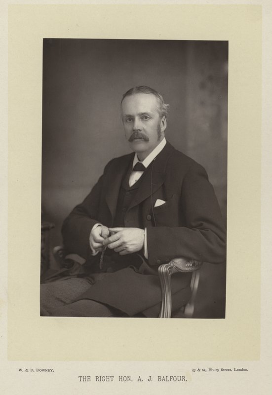 Oikea Hon. A. J. Balfour tekijältä English Photographer
