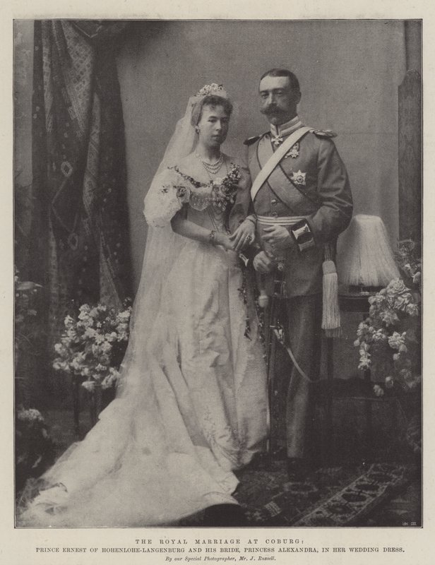 Kuninkaallinen häät Coburgissa, Hohenlohe-Langenburgin prinssi Ernest ja hänen morsiamensa, prinsessa Alexandra hääpuvussaan tekijältä English Photographer